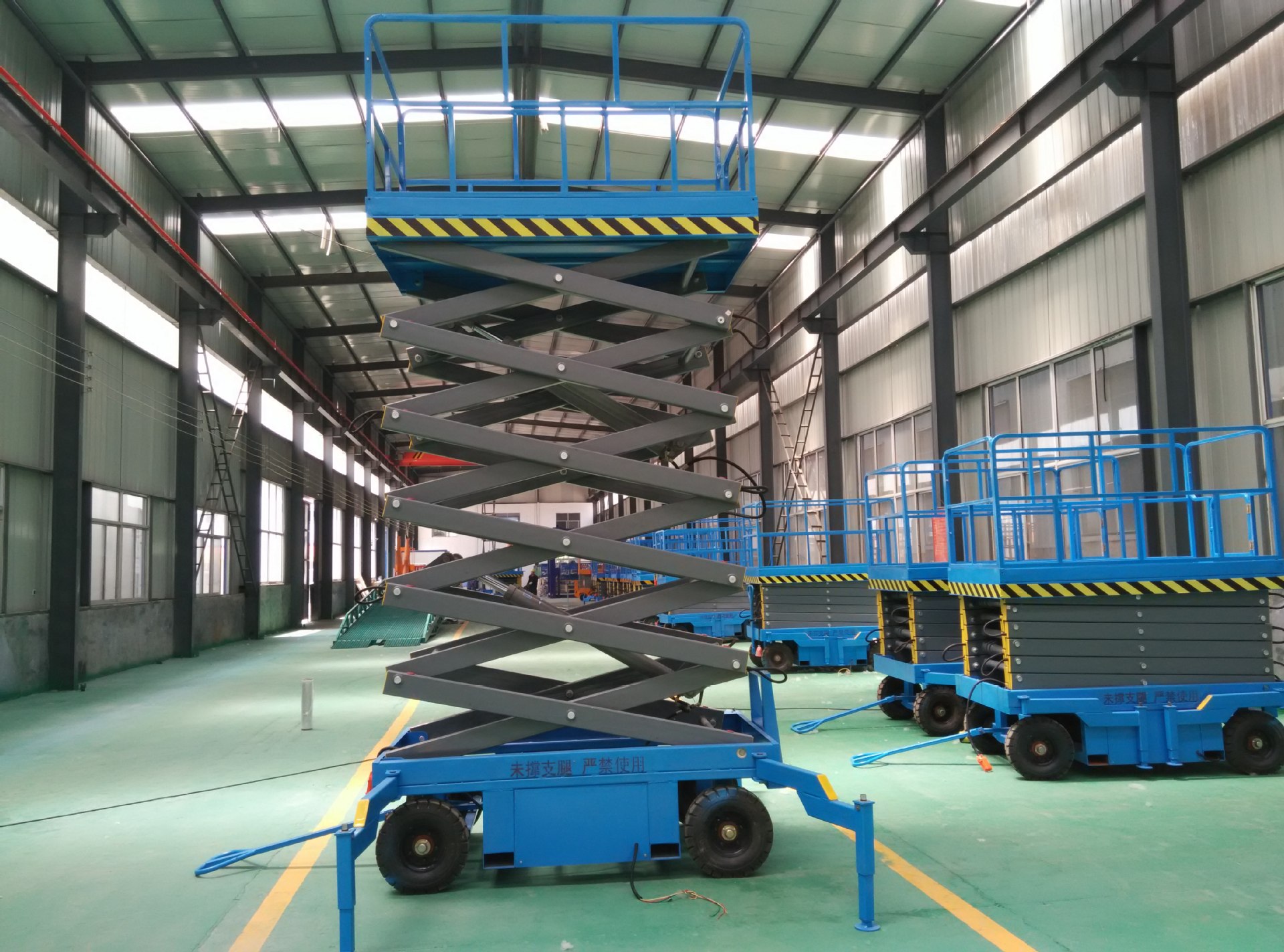 液壓升降平臺(tái)比梯子好在哪里? 升降機(jī)升降平臺(tái)